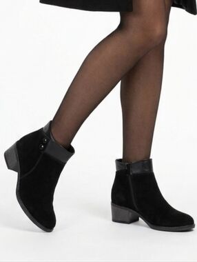 Aqua Diva Chelsi Suede Ankle Boots in black suede size 8.5
